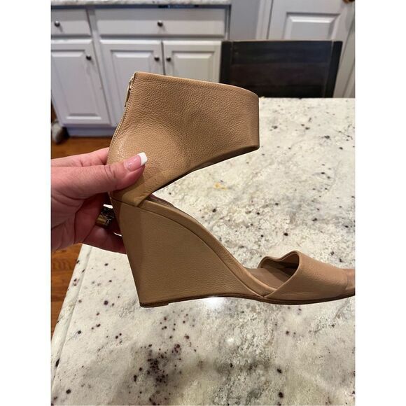 Vince. Tan Leather Cuff Wedge Pebble Leather Sandals sz 8.5 - Picture 6 of 6